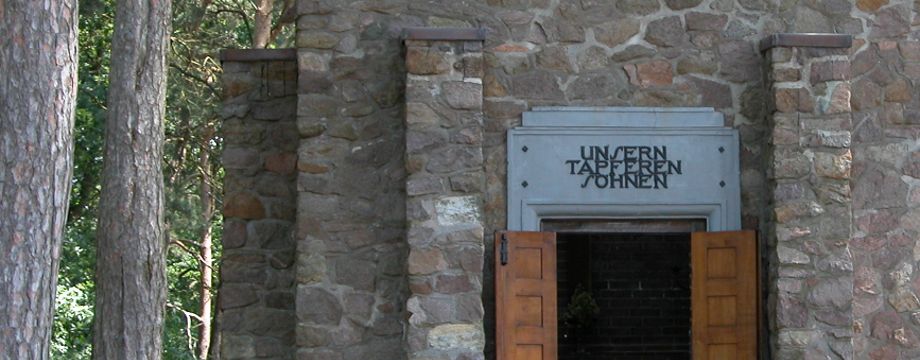 Urlaubsregion Höhbeck Elbe - Titelbild: Eingangsbereich der Gedenkhalle in Vietze. Komplett aus Feldsteinen gebaut. Über der Tür steht "unsern tapferen Söhnen"