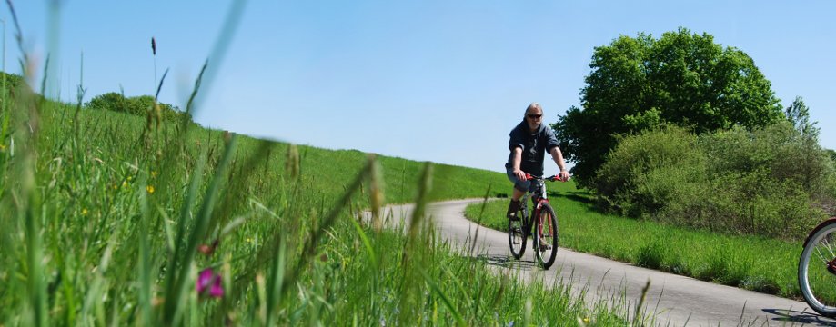 Urlaubsregion Höhbeck Elbe - Titelbild: Radfahrer auf Deichverteidigungsweg.