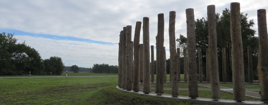 Urlaubsregion Höhbeck Elbe - Titelbild: "Woodhenge": Ein Kreis aus 56 dicken Holzpfosten, die bis zu drei Meter in den Himmel ragen.